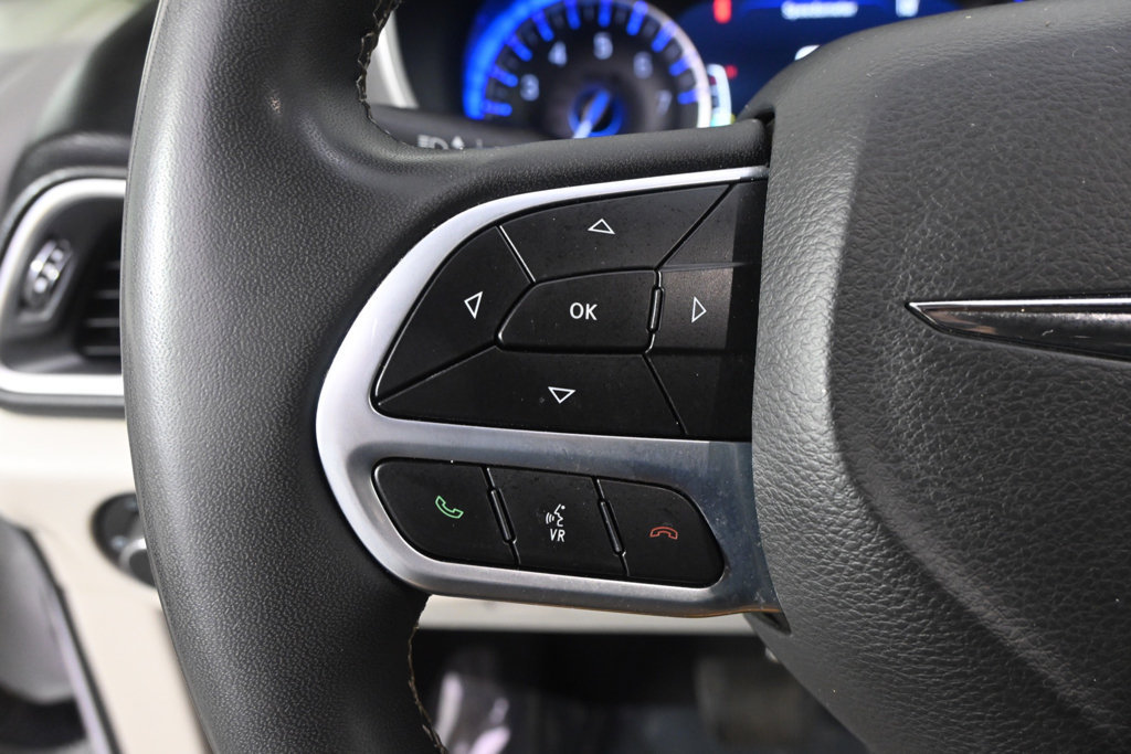 Used 2022 Chrysler Pacifica Touring-L FWD image 33