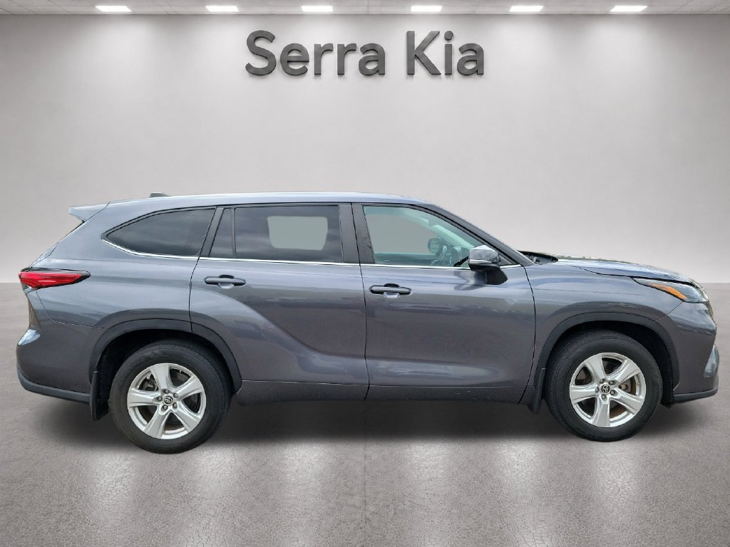 Used 2023 Toyota Highlander LE AWD/4WD image 7