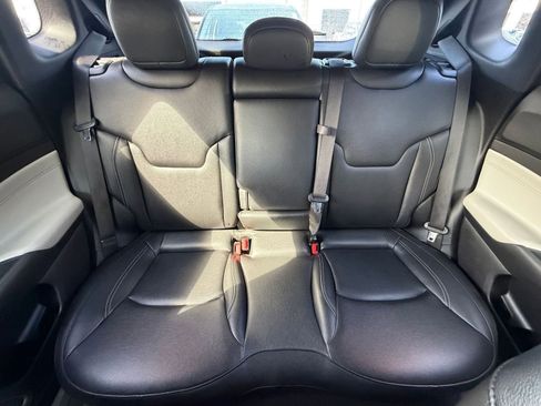 Used 2025 Jeep Compass Limited image 39