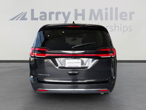 Used 2023 Chrysler Pacifica Touring-L FWD image 4