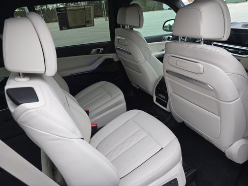 Used 2025 BMW X7 M60i image 11