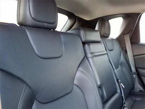 Used 2019 Jeep Cherokee Limited image 18