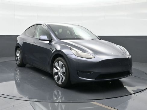 Used 2023 Tesla Model Y 2WD image 4