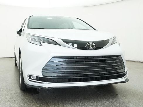 New 2026 Toyota Sienna Limited FWD image 30