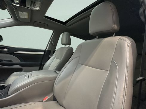 Used 2018 Toyota Highlander XLE w/ Carpet Mat Package (TMS) AWD/4WD image 12