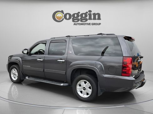 Used 2010 Chevrolet Suburban LT w/ Luxury Package AWD/4WD image 3