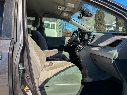 Used 2018 Toyota Sienna LE image 10