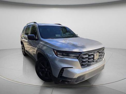 Used 2025 Honda Pilot Sport image 4