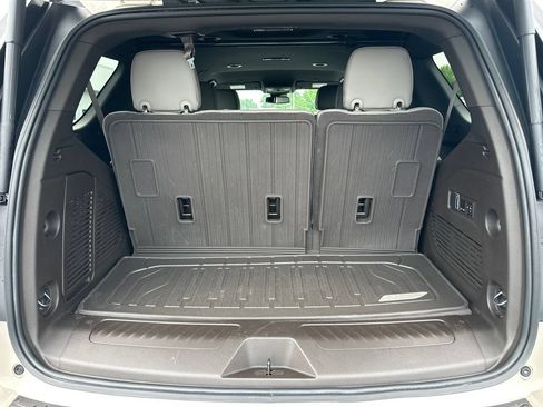 Used 2024 GMC Yukon SLT w/ SLT Luxury Package RWD image 19