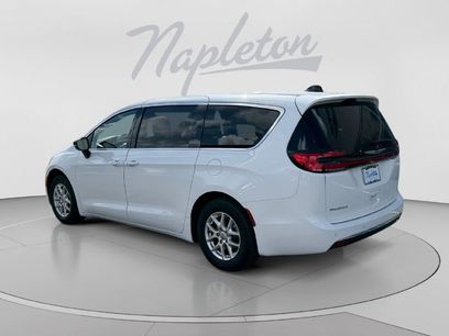 Used 2025 Chrysler Pacifica Select
