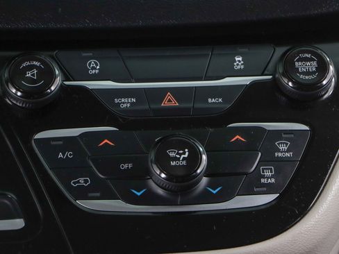 Used 2017 Chrysler Pacifica LX image 20