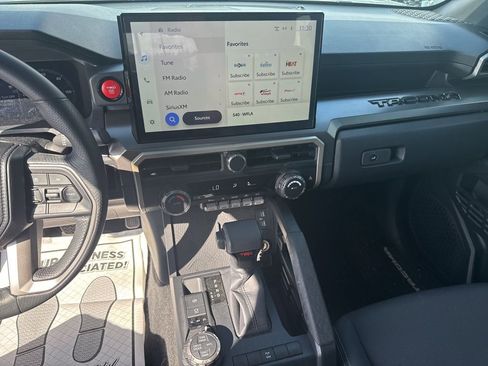 Used 2024 Toyota Tacoma TRD Off-Road image 9