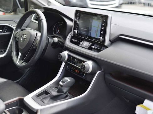 Used 2019 Toyota RAV4 Limited image 16
