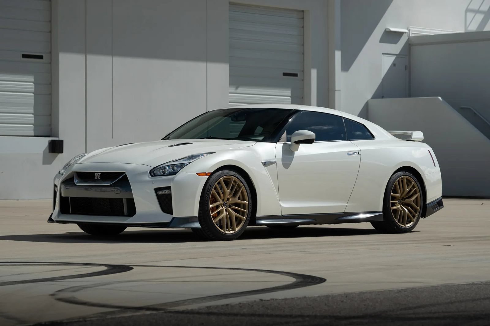 Used 2017 Nissan GT-R Premium w/ Premium Interior Package AWD/4WD image 2