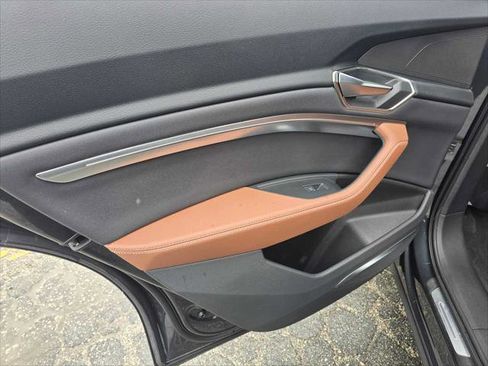 Used 2024 Audi Q8 e-tron Premium Plus w/ Premium Plus Package image 20