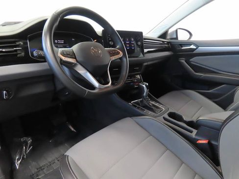 Used 2025 Volkswagen Jetta SE FWD image 8