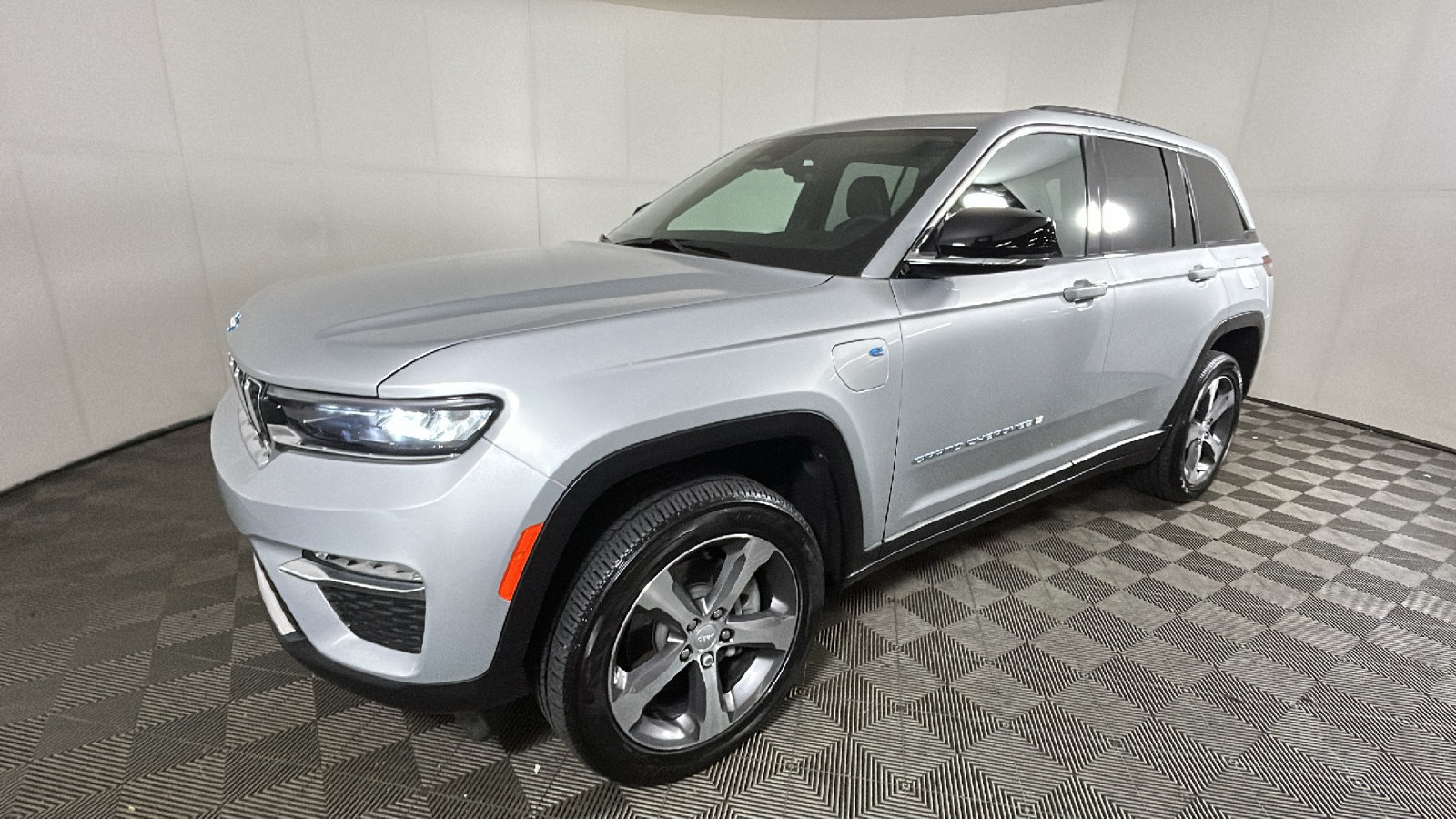 Used 2025 Jeep Grand Cherokee Limited 4xe AWD/4WD image 8