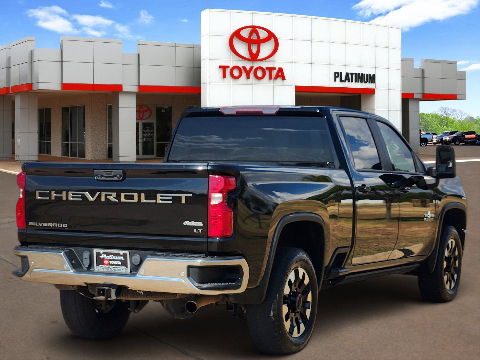 Used 2020 Chevrolet Silverado 2500 LT w/ Texas Edition RWD image 4