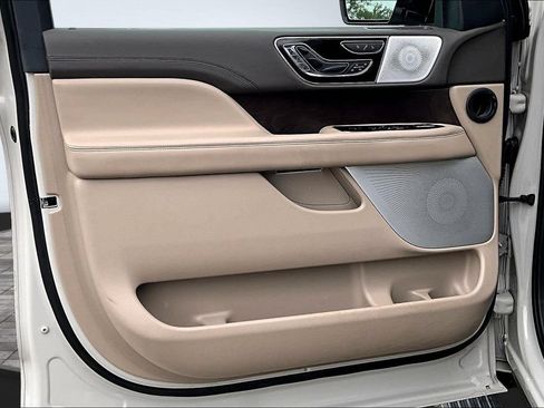 Used 2023 Lincoln Navigator L Reserve AWD/4WD image 8