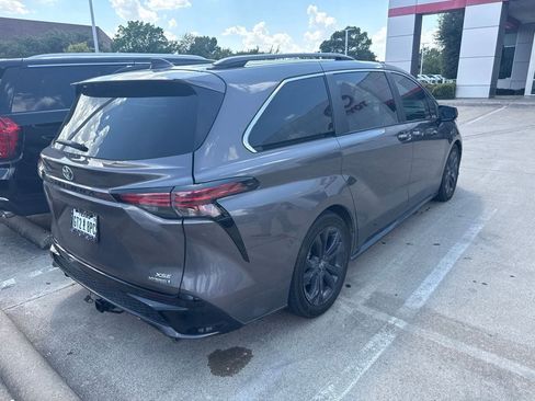 Used 2022 Toyota Sienna XSE FWD image 3