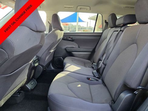 Used 2024 Toyota Highlander LE AWD/4WD image 12