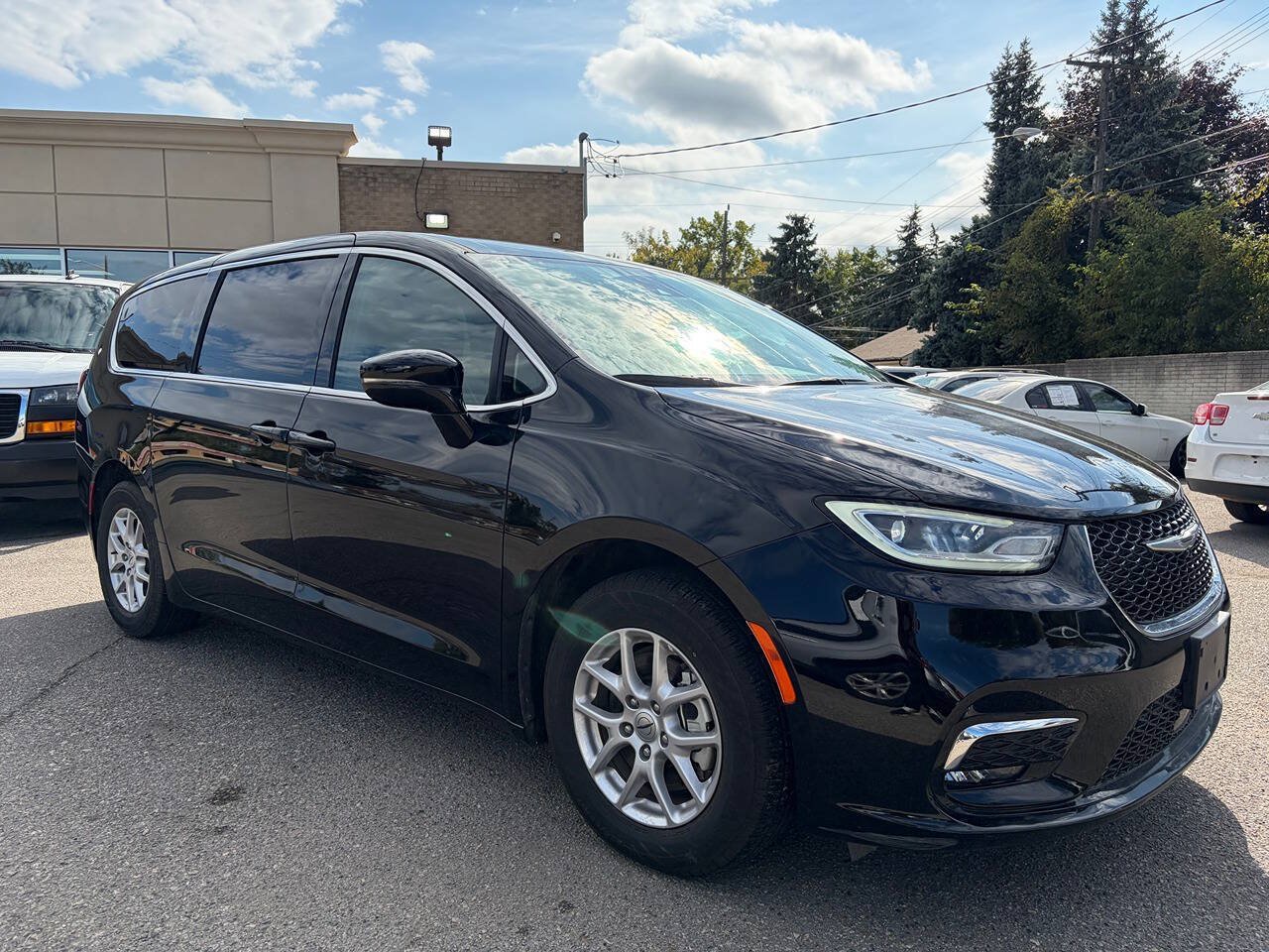 Used 2025 Chrysler Pacifica Select FWD image 3