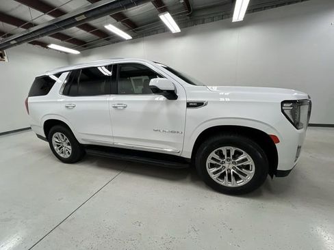 Used 2022 GMC Yukon SLT w/ SLT Premium Package image 9