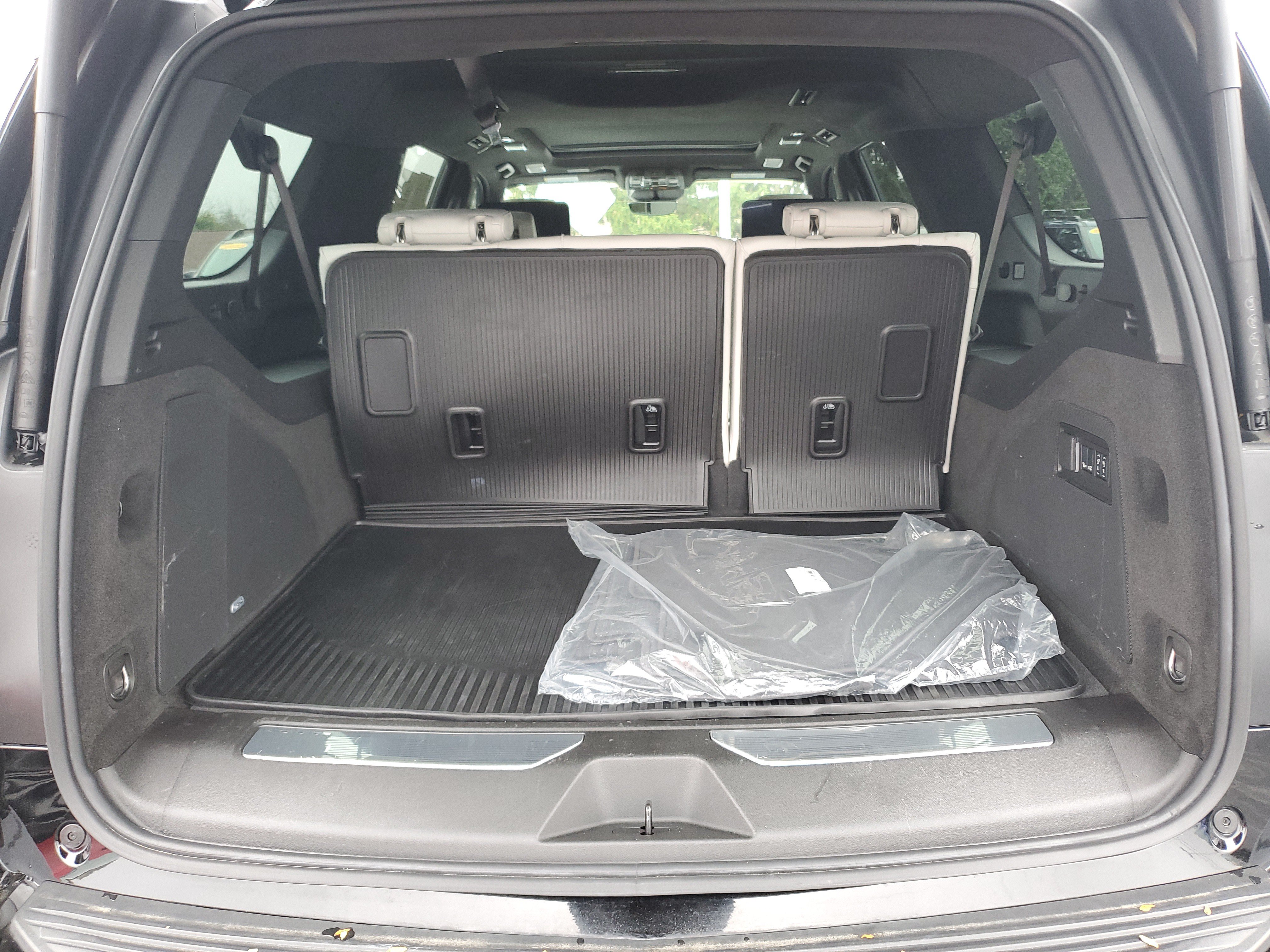 Used 2025 Cadillac Escalade ESV Sport Platinum w/ LPO, Floor Liner Package AWD/4WD image 9