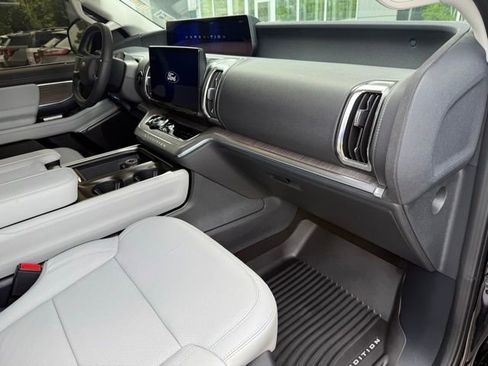 Used 2026 Ford Expedition Platinum w/ Platinum Ultimate Package AWD/4WD image 18