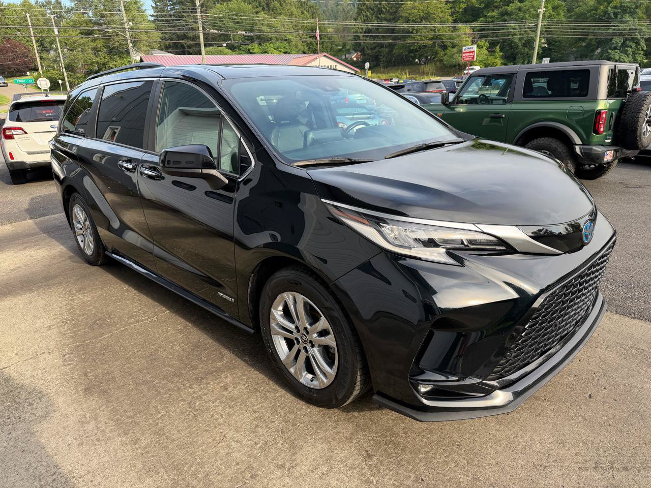 Used 2021 Toyota Sienna XSE w/ XSE Plus Package AWD/4WD image 3