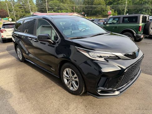 Used 2021 Toyota Sienna XSE w/ XSE Plus Package AWD/4WD image 3