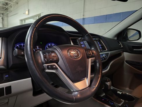 Used 2014 Toyota Highlander XLE image 18