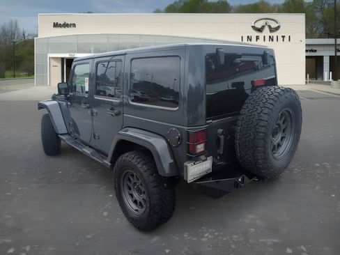 Used 2018 Jeep Wrangler Unlimited Sahara AWD/4WD image 5