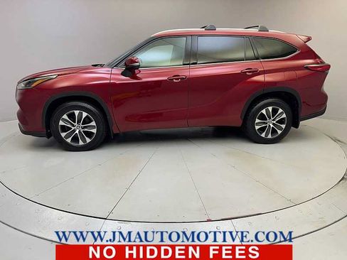 Used 2021 Toyota Highlander XLE AWD/4WD image 2