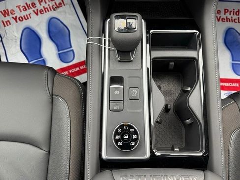 New 2025 Nissan Pathfinder SL w/ SL Premium Package image 29