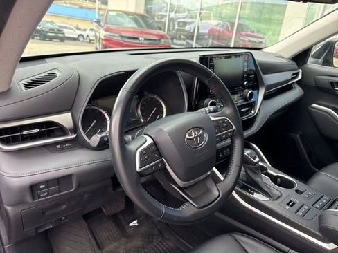 Used 2022 Toyota Highlander XLE AWD/4WD image 6