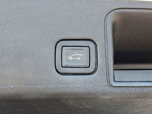 Used 2024 GMC Terrain SLT image 33