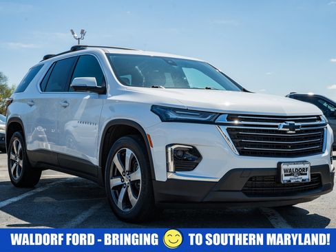 Used 2023 Chevrolet Traverse LT w/ LT Premium Package AWD/4WD image 1