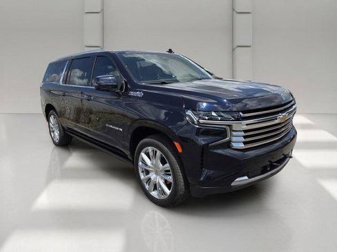 Used 2023 Chevrolet Suburban High Country w/ Advanced Technology Package AWD/4WD image 3