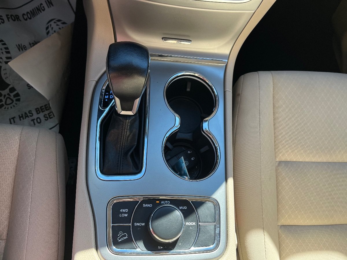Used 2020 Jeep Grand Cherokee Laredo AWD/4WD image 16
