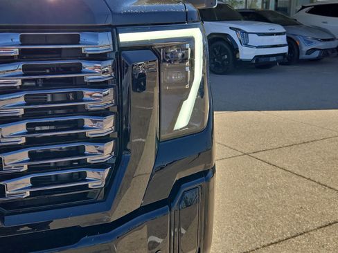 Used 2025 GMC Sierra 2500 Denali Ultimate w/ Max Trailering Package AWD/4WD image 11