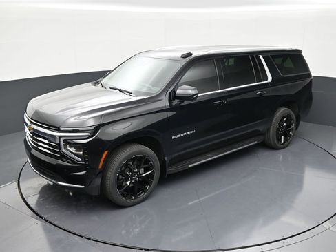 Used 2025 Chevrolet Suburban LT RWD image 12