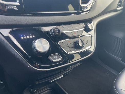 Used 2025 Chrysler Pacifica Select image 44