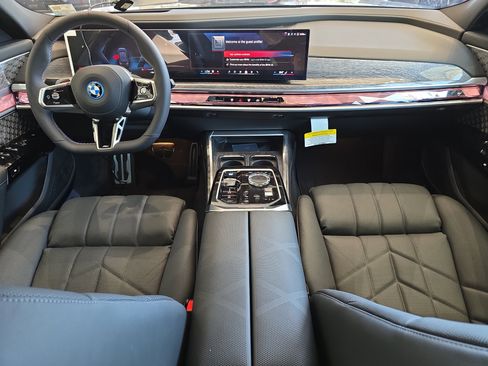 New 2025 BMW i7 M70 w/ Executive Package image 12