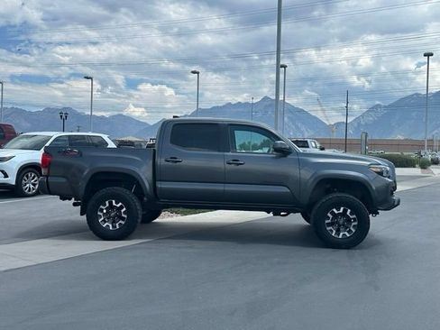 Used 2017 Toyota Tacoma TRD Sport w/ Premium & Technology Package AWD/4WD image 10