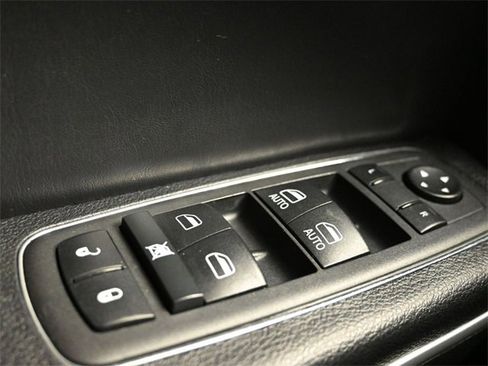 Used 2022 Chrysler 300 S image 32