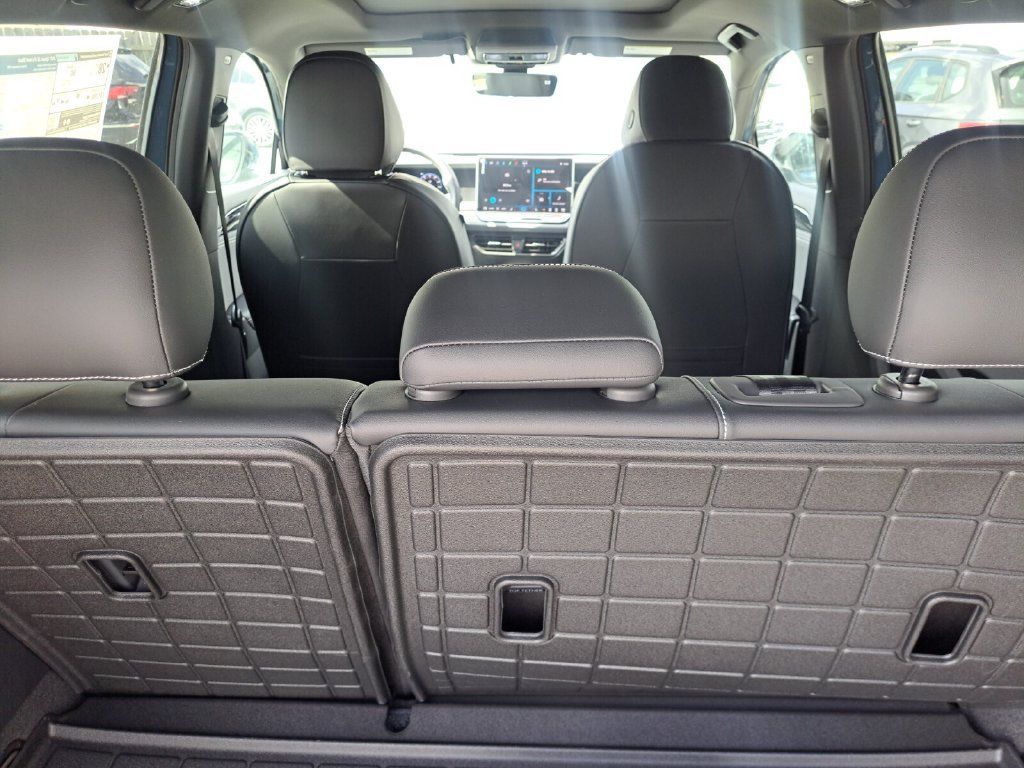 Used 2025 Volkswagen Tiguan SE R-Line FWD image 28