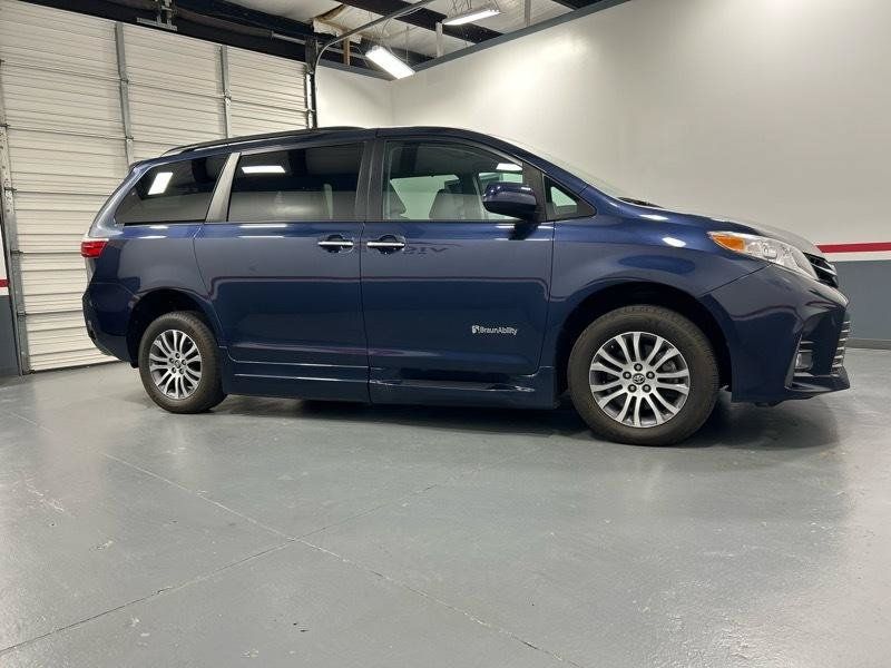 Used 2020 Toyota Sienna XLE w/ XLE Navigation Package FWD image 9