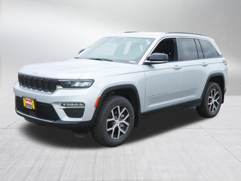 Used 2024 Jeep Grand Cherokee Limited w/ Trailer Tow Package AWD/4WD image 3