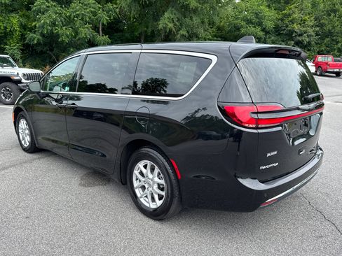 Used 2023 Chrysler Pacifica Touring-L FWD image 7